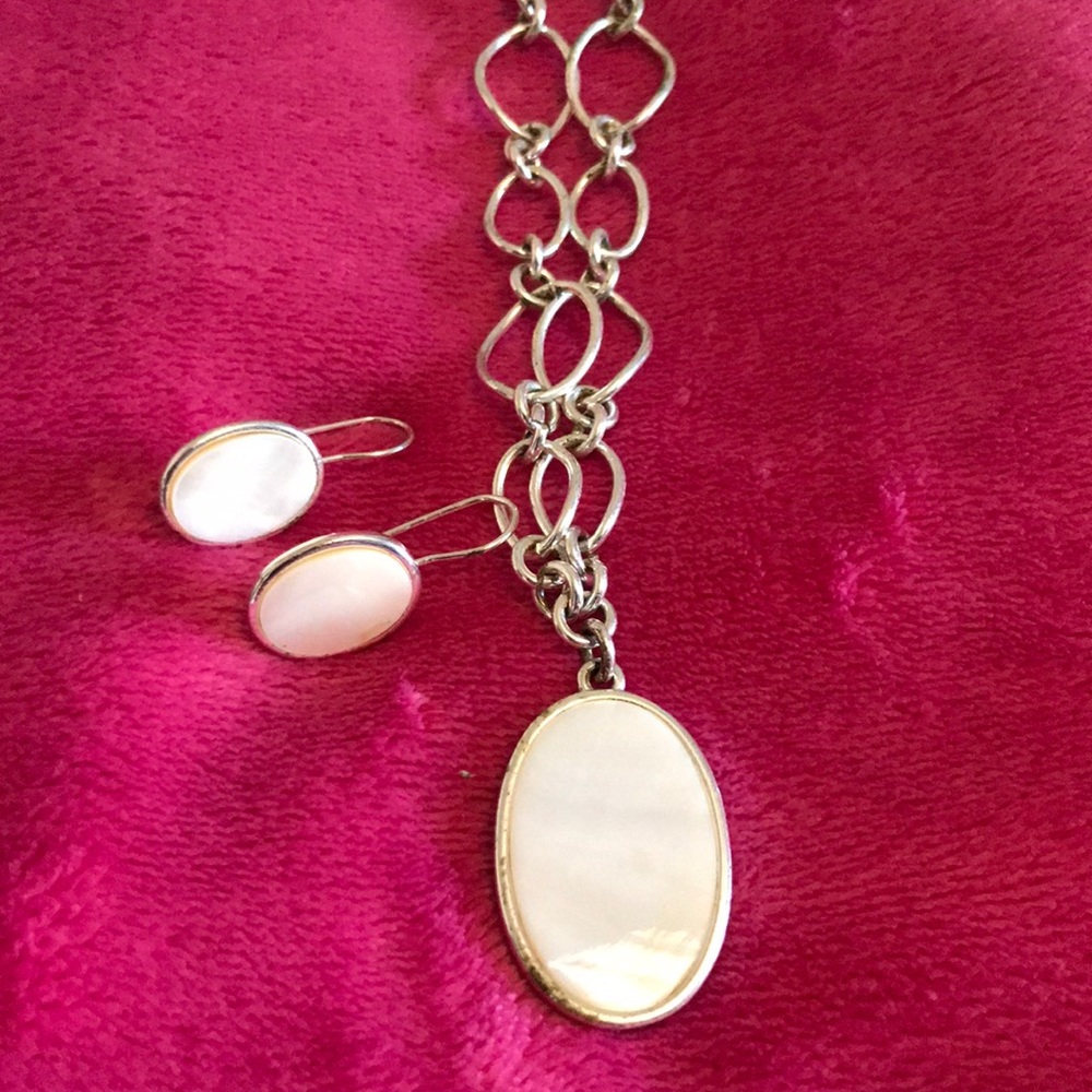 Pretty white oval pendent necklace w/ earrings